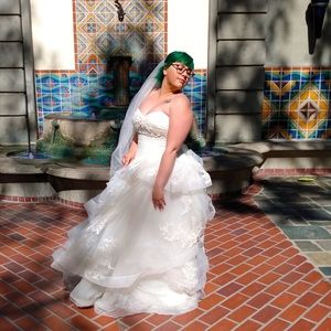 Gorgeous Vera Wang White ball gown size 10